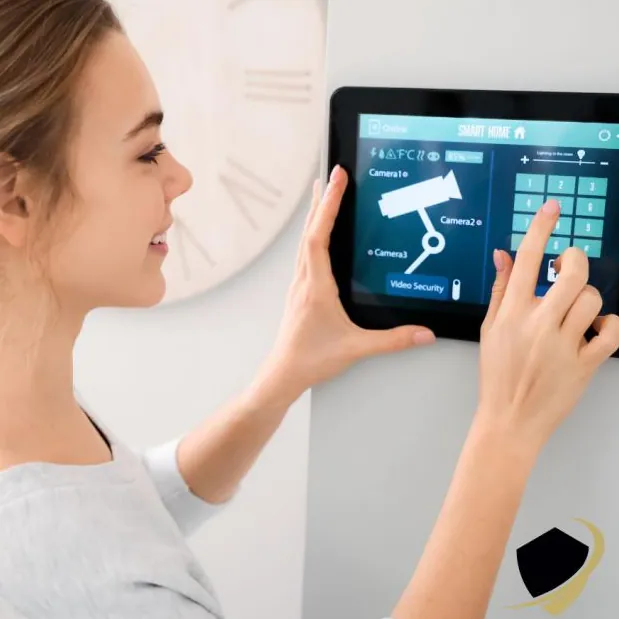 Foto ilustrativa: mulher operando um teclado de alarme instalado na parede